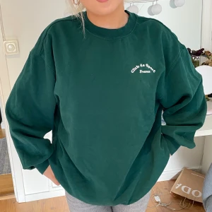 Sweatshirt - Pösig grön sweatshirt, super skön och fin💚💚du står för frakt