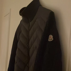 Moncler cardigan Size 3 M/L - Köpt för 1 år sen , retail 7500kr