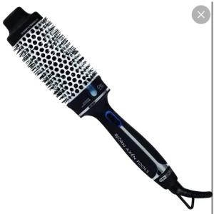 Björn Axén värmeborste - Säljer min värmeborste ifrån Björn Axén, då de aldrig kommer till användning längre. Är i ett fint skick bortsett ifrån små repor på handtaget, de bild 2. Frakt tillkommer🥰💕