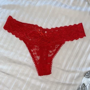 Röda spets stringtrosor - Jättesnygga röda stringtrosor som är helt oanvända. Är i storlek XXS/XS. Fick på min födelsedag men tyvärr för små på mig. Köparen står för frakten ❤️