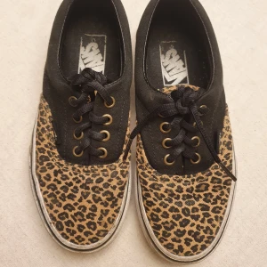 VANS sneakers i leopardmönster - Limited edition VANS i tyg, köpta i New York. Använda men i gott skick. Inget att anmärka på.