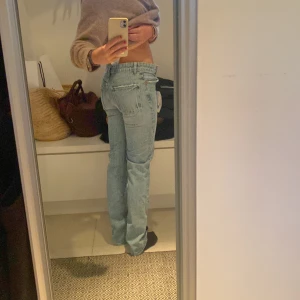 Zara low waist jeans - Säljer mina low waist från zara har fortfarande lappen på och är i nyskick säljer för dem är för små passar mig i längden är cirka 163cm 🫶  köpte för cirka 300kr priset kan diskuteras ❤️