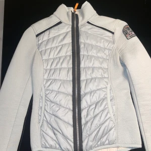 Parajumper active jacka  - Storlek XS, säljer för jag aldrig har använt den då det var fel storlek. Helt oanvänd och såklart äkta.