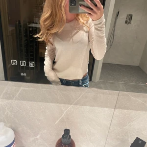 Tröja  - Säljer då den inte kommer till användning Skiv för bidler eller frågor.  ❤️❤️