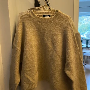 Stickad tröja - Tröja från bershka, storlek S.