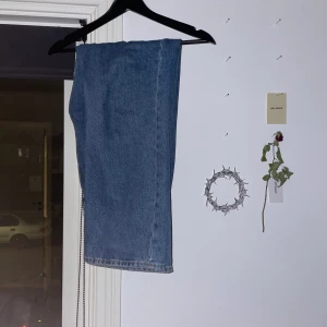 Weekday Voyage Jeans - Säljer dessa weekday Voyage byxorna i storlek 32/30, jeansen är straightleg och luftiga