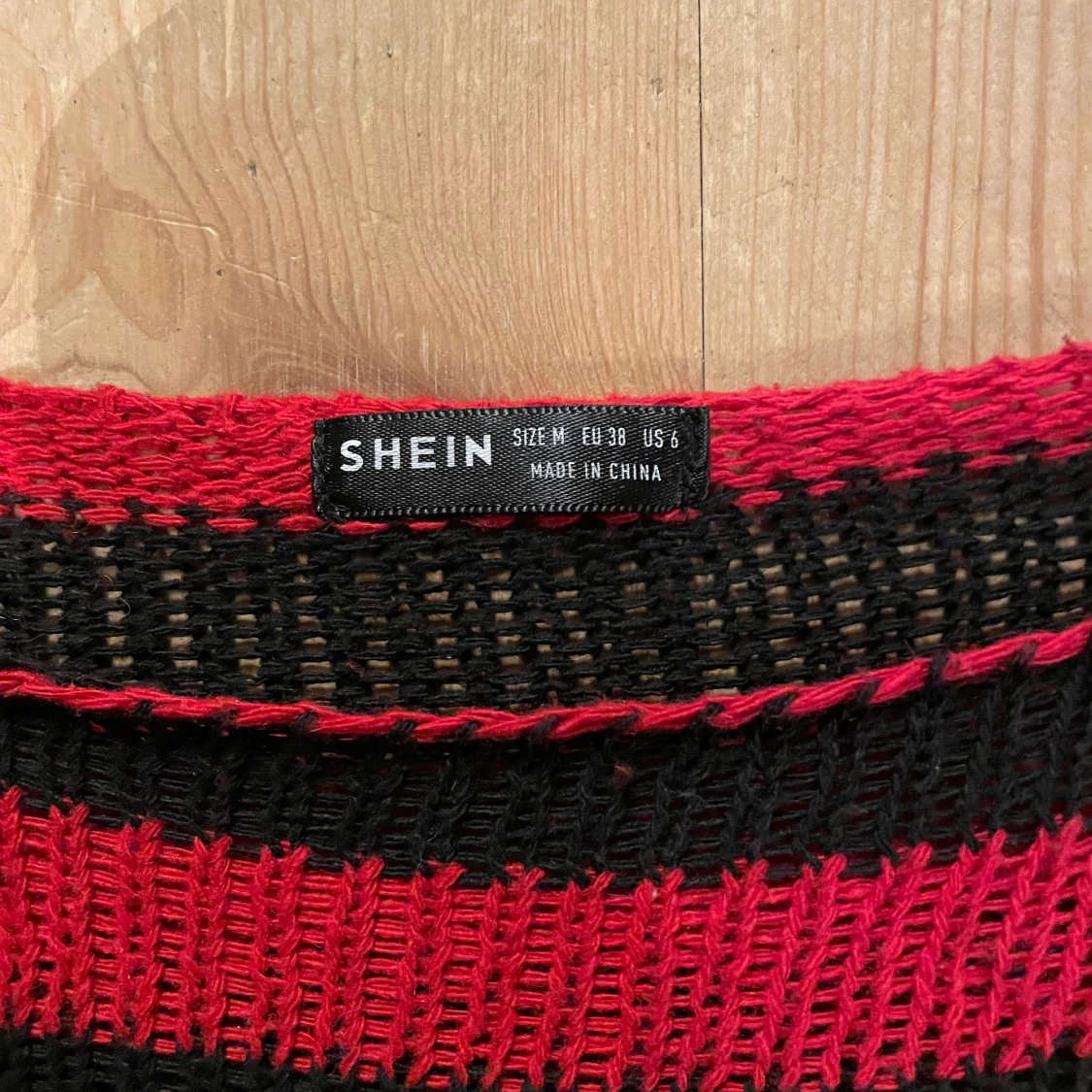 Svart/röd randig stickad tröja. - 90