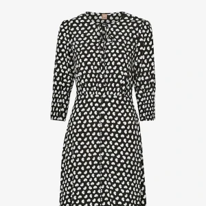 Hugo Boss klänning storlek 38 - Nyinköpt midiklänning från Boss i storlek 38. Betalade 2500 på kampanj då ordinarie pris är 3500kr!!! Passade inte mig så vem blir den lyckliga? 