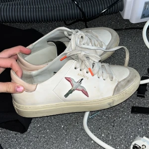 axel arigato  - Säljer dessa axel arigato skor då de inte används längre. De är använde ca 6 gånger och är i bra sick. Ny priset ligger på 2200kr o mitt är på 900kr