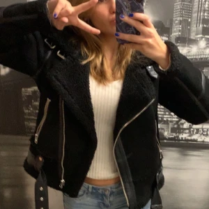Zara jacka - Säljer denna superfina jackan ifrån zara som jag inte använder så mycket längre. ❤️ den passar storlek xs-m beroende på hur baggy man vill att den ska va. (Jag brukar ha storlek S)