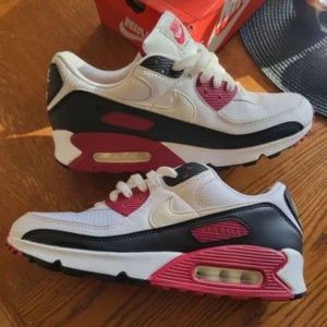 Nya Nike air max 90 storlek 44  - Fick i present så kvitto finns ej! Köpta från Zalando. Nypris 1595 kr Säljer dom för 500 kr prutat och klart! Vill säga att jag har använt skorna 1 gång sen des har dom bara legat.