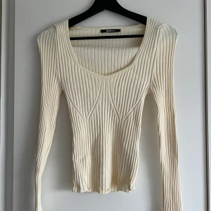 Stickad topp  - En stickad topp från Gina tricot i en Creme-färg. Använd sparsamt pga för liten. Storlek XS. Hör av dig om du är intresserad!