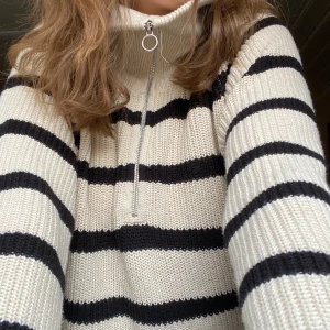 Stickad höst tröja!! - Super fin randig stickad höst tröja ifrån Lindex!! Så mysig och skön och väldigt höstig!❤️🍁 nypris ca 400kr!! Köparen står för frakten(osäker på fraktkostnad)❤️❤️