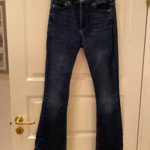 Säljer dessa superfina utsvängda mörkblåa jeans från H&M