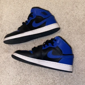 Jordans 1 mid- Black royal💙 - Säljer mina jordans då jag inte använder dem längre. Super fina och bra skick. Jag säljer för 1100kr och då är frakten inkuderad. Jag kan alltid diskutera pris🖤💙 skriv till mig för flera frågor 🫶🏼