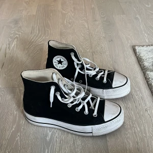 Platform Converse - Svarta platform Converse, i väldigt fint skick! Använd ca 2 ggr. Säljer pga kommer inte till användning. Storlek 39