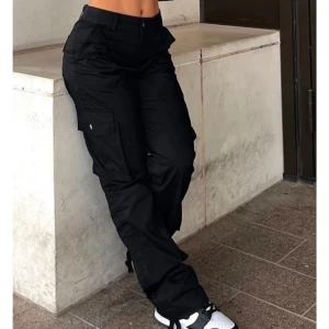 Cargo pants - Helt nya cargo byxor från ett litet företag. Dem är endast provade sedan tillbaka lagda i orginalförpakningen, då dem var för små för mig.  Dem är köpar för $35 vilket är ungefär 390kr (+ frakt från USA)! Pris kan diskuteras. Kontakta mig vid intresse💞