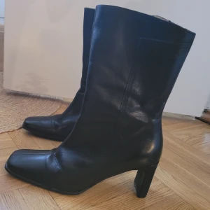 Boots Svarta skinn - Snygga högklackade boots i svart skinn. Ten Points stl.37 Obetydligt använda, som nya! Bud .mottages vid intresserad av att köpa 
