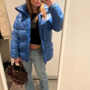 Blå vinter jacka  - Säljer min jätte fina jacka som köptes förra vintern💗 första bilden är lånad och är liknande 💗 säljer för att jag ska köpa en ny💗💗 helt nytt skick💗från Urban outfiters och köpt för ungefär 900💗