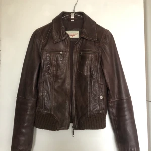 Mörkbrun läderjacka  - Snygg höstjacka som tyvärr är för liten på mig som har S/M, köparen står för frakt 