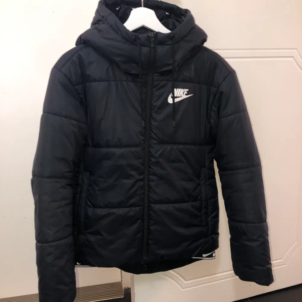 Använd få gånger och ser nästan helt nya ut har två nike jackor en i storlek xs och en m. Båda är köpta för 1200kr st. . Jackor.