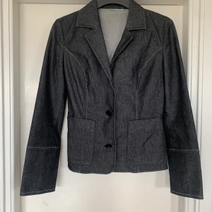 Kavaj - Mörkgrå kavaj i jeans från vero moda, super snygg med sina detaljer och sömmar💕💕 strl 34