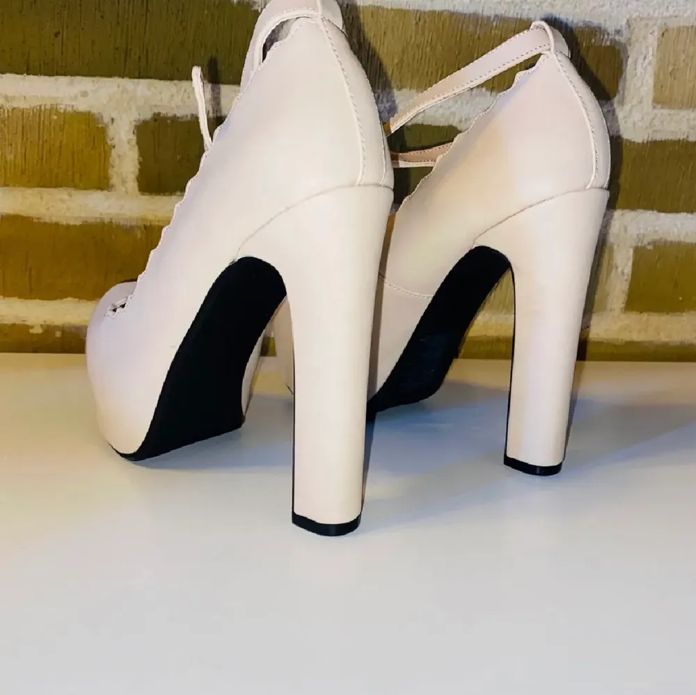 Säljer ett par oanvända högklackade skor i en vit/beig färg. Storlek 36. Köpta för 400 men säljer för 200+ frakt.. Skor.