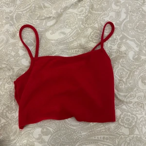 Topp - Röd fin topp aldrig använd jätte gott skick, storlek M känns som S