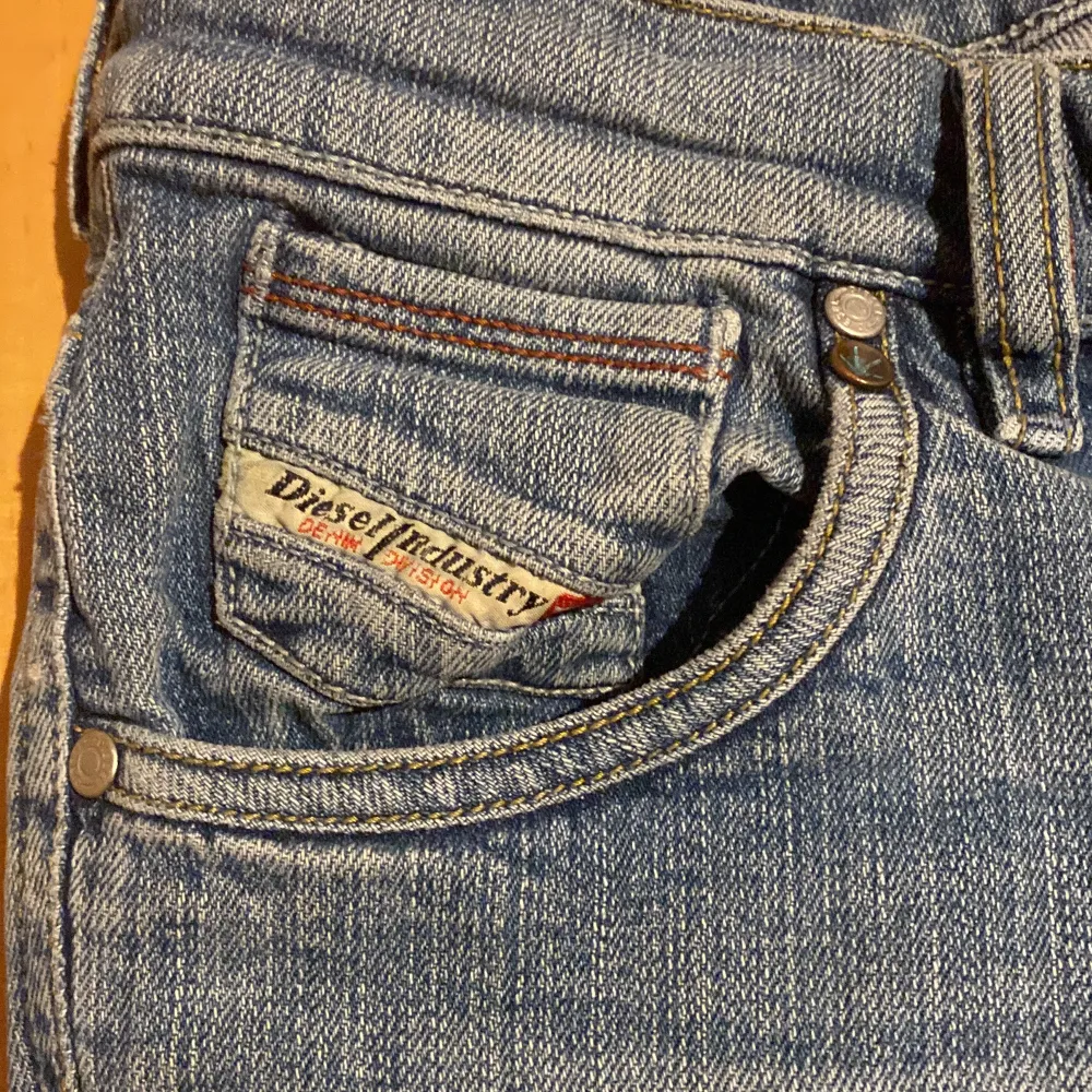 Säljer dessa snygga vintage diesel jeans för 300kr+frakt. De är lite bootcut i passformen. Alldeles för långa för mig som är 162. Skulle passa någon som är 170+. Litet slitage i båda fickorna❤️ Köparen står för frak. Jeans & Byxor.