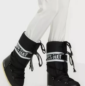 Moonboots!💗😭👌🏼 - Intressekoll på mina höga svarta Moonboots! Har andvändst ganska mycket och köpte förra vintern. Säljer för de inte kommer till användning! Dom har ett litet hål på insidan av skon så därav priset💓 Skriv om du vill ha egna bilder! Org pris: 1 349kr💖