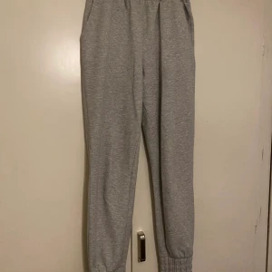 Mjukisbyxor från object  - Detaljer bak 