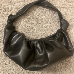 Handväska  - Helt oanvänd svart läderväska. Så fin och perfekt till nästan allt! Säljer billigt, skriv vid intresse och för fler bilder!