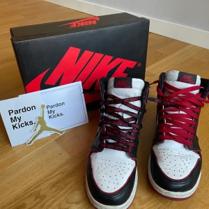 Air Jordan 1, ”retro high bloodline”. - Funderar nu på att sälja mina älskade bloodlines. Köpta från pardon-my-kicks 2020 för 3000kr. Box och klistermärken kvar! Skorna är i väldigt bra skick tack vare att jag varit så rädd om dom, väldigt sparsamt använda. Detta är alltså en  intresse-koll!:)