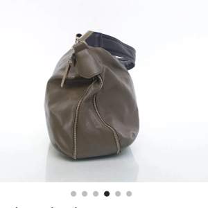 Säljer denna snygga väska från River Island som är köpt från sellpy (tagit bilder därifrån). Säljer då jag har för många väskor, skriv privat om ni vill ha fler bilder!!❤️❤️ 