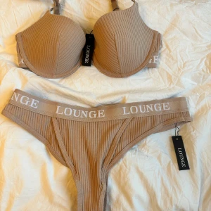 Underkläder - Underklädesset från lounge. Bh strl 75 c och trosa strl m. Säljer enbart tsm. Lappar och allt sitter kvar. Säljer hela setet för 300kr💕