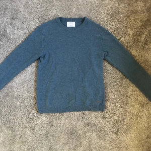 Blågrå Sweatshirt  - En stickad tröja från Zara i bra kvalite och knappt änvänd. Storleken passar dig som är runt 170cm lång.