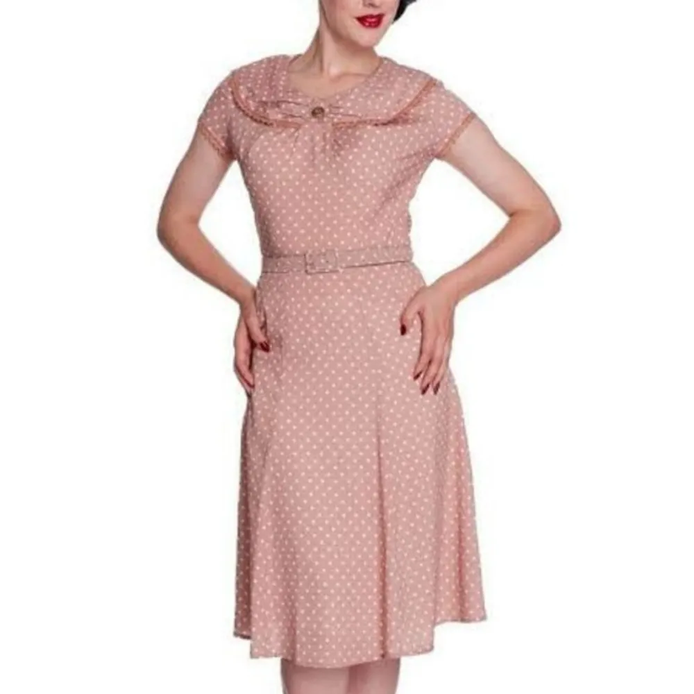 Size : XS  Dusty pink polka dots pinup dress with belt . Klänningar.