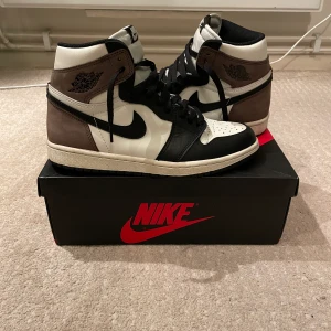 Jordan 1 high mocha  - Säljer nu ett par Jordan 1 high mocha i storlek 42, dom är i jätte bra skick och använda typ 10 gånger! Skick 9/10. Har box och extra skosnören till!  Hör gärna av dig om du har frågor!
