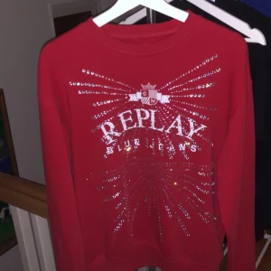 Replay  - Hej! Jag säljer denna replay tröjan i storlek s/m har använt den ca 2 gånger.
