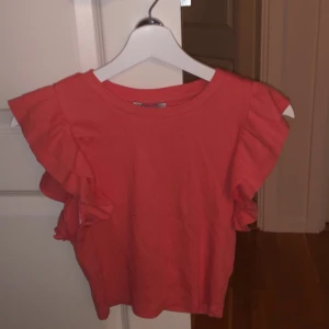 Zara tröja - Hej! Jag säljer denna zara tröjan i storlek M de är använd ca 5 ggr så nästan helt oanvänd. 