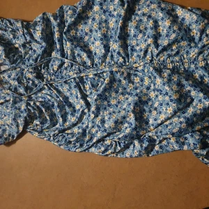 Klänning från  Shein  - Säljer  för inte  min stil av klänning  andvänd bara en gång  så den är i fint skick  