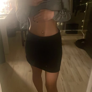 Svart kjol  - Svart kjol aldrig använd pågrund av att den e förstor, lappen sitter fortfarande kvar. Köparen står för frakten 