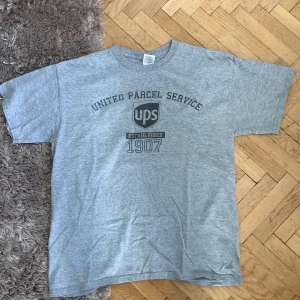 Vintage UPS Tshirt - Fits like medium 