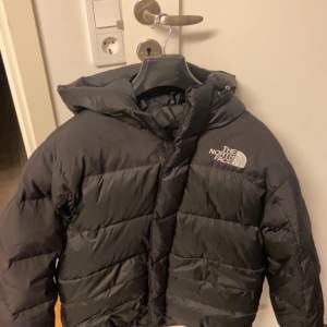 The North face vinter jacka Modell:Himalayan Down Parka Black Storlek:M Väldigt bra skick bara använd en vinter Säljer för att jag har köpt en ny jacka. Priset kan diskuteras  Köparen står för frakten För fler önskade bilder skriv privat.