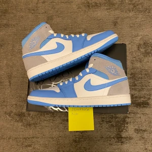 Air Jordan 1 Mid University Blue - Hej! Jag säljer några par Jordan 1 Mid ”University Blue” i storlekarna 41, 42,5, 44 och 46 för 2300kr Ink frakt. Fraktar samma eller nästa dag efter betalning. Skriv gärna om du har några frågor om skorna! 💙🤍 (Bara storlek 46 kvar)
