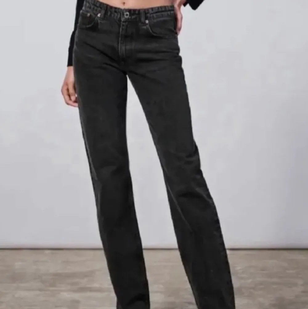 Ett par svart mid rise jeans från zara, inga defekter och frakt tillkommer:). Jeans & Byxor.