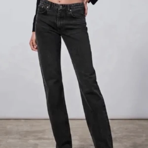 Zara Straight leg mid rise jeans - Ett par svart mid rise jeans från zara, inga defekter och frakt tillkommer:)
