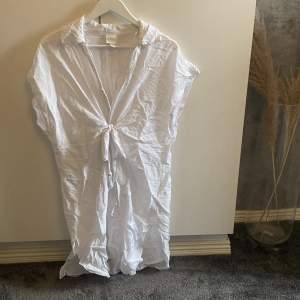Säljer denna vita klänningen från H&M. Aldrig använd, inköpt förra sommaren (2021) minns ej pris. 