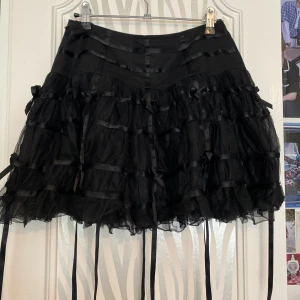 Hell Bunny Kjol - !! Skriv innan du klickar på Köp Nu!! Jättefin kjol från Hell Bunny, endast använd enstaka gång, men köpt från facebook marketplace från början. Säljer då den inte kommer till användning ⭐️ Perfekt till vardags eller halloween kostym