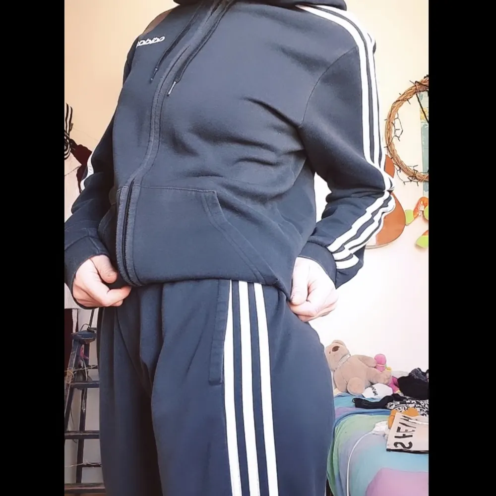 Jätte skön och varm adidas dress. . Hoodies.